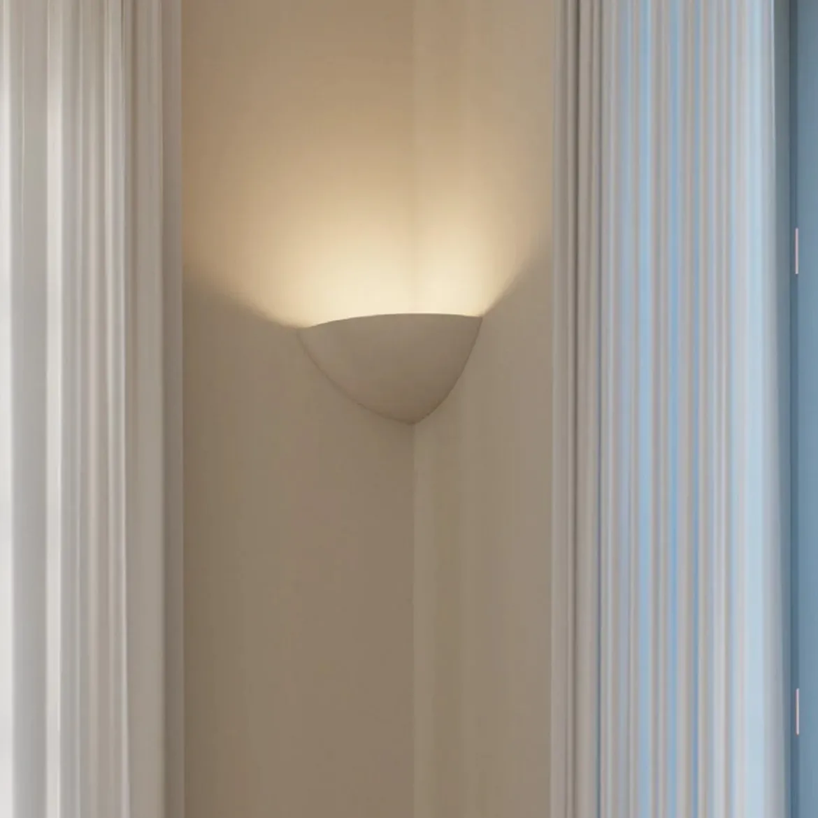 Applique Angolare in Gesso Bianco Verniciabile Luce da Parete Intec