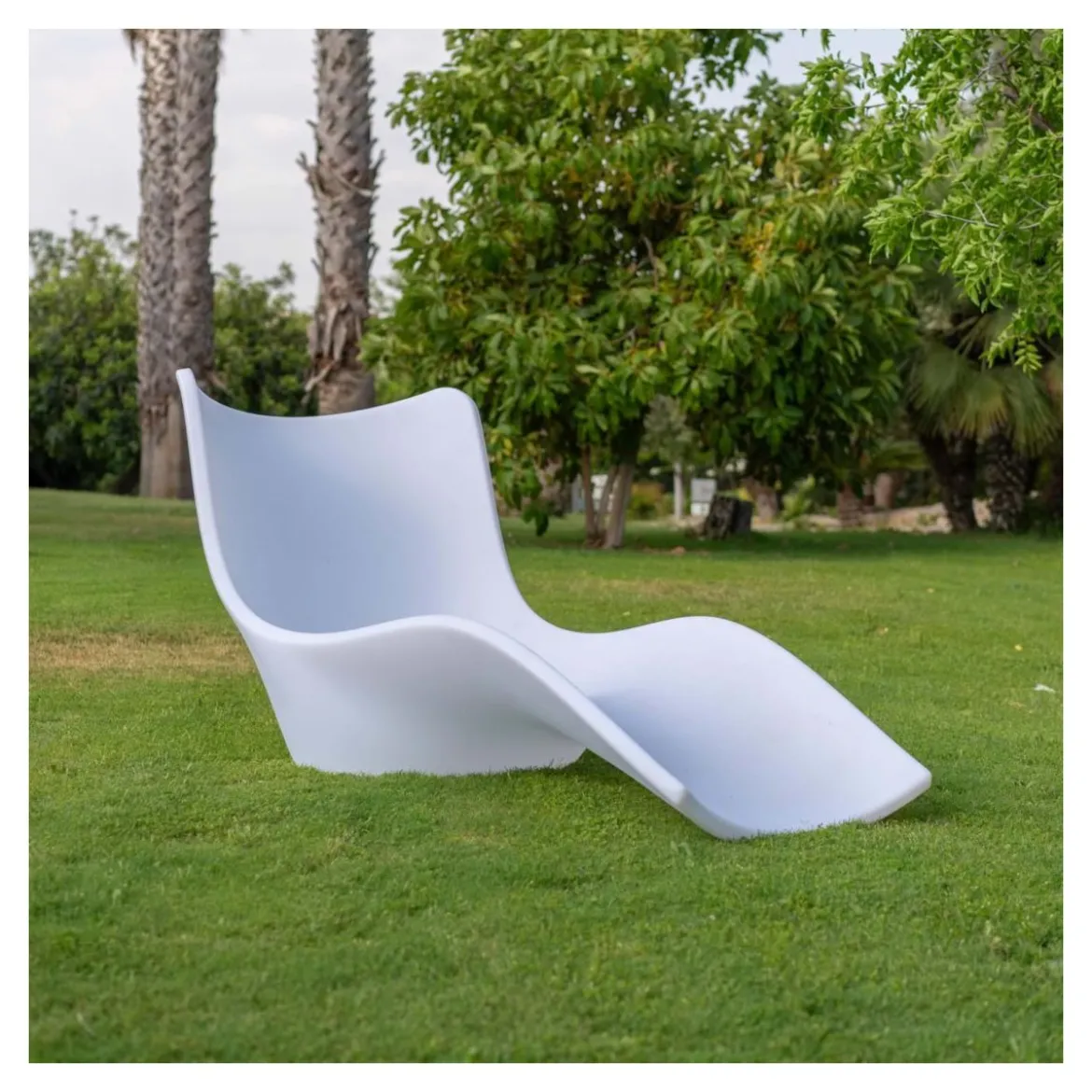 Lettino da piscina in politene bianco design moderno