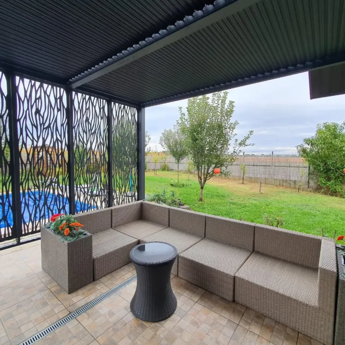 Pergola Bioclimatica 240x300 cm Alluminio Grigio con Pannelli Privacy