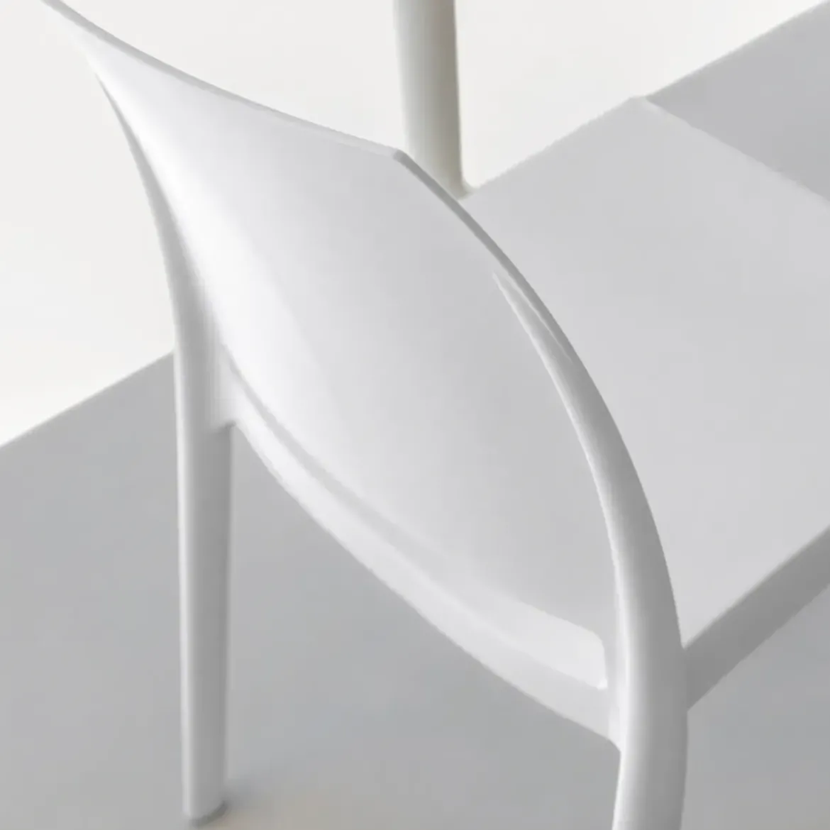 Set 4 Sedie da Pranzo in Resina Impilabili Bianco Tappi Antiscivolo