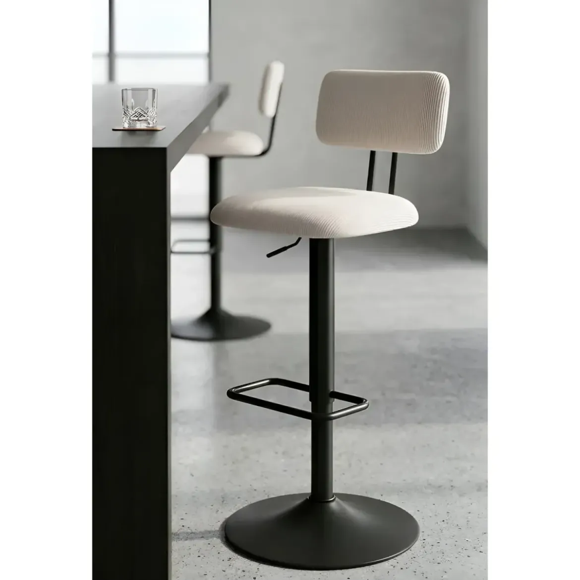 Set 2 Sgabelli da Bar Regolabili Metallo Nero Tessuto Imbottito Beige