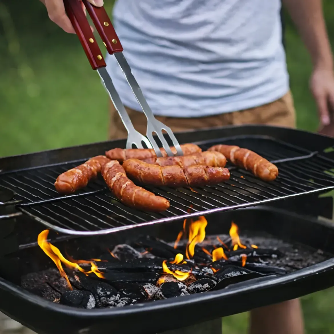 Set Utensili Barbecue 18 Pezzi in Acciaio Cromato con Manico in Legno