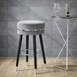 Sgabello Bar in Velluto Grigio Finitura Argento Poggiapiedi Moderno