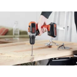 Trapano Avvitatore Black & Decker a Batteria a Litio 18V con Luce LED